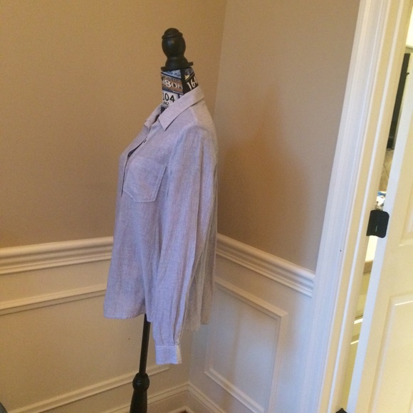 Anthropologie peephole in back blouse. - Picture 3 of 5